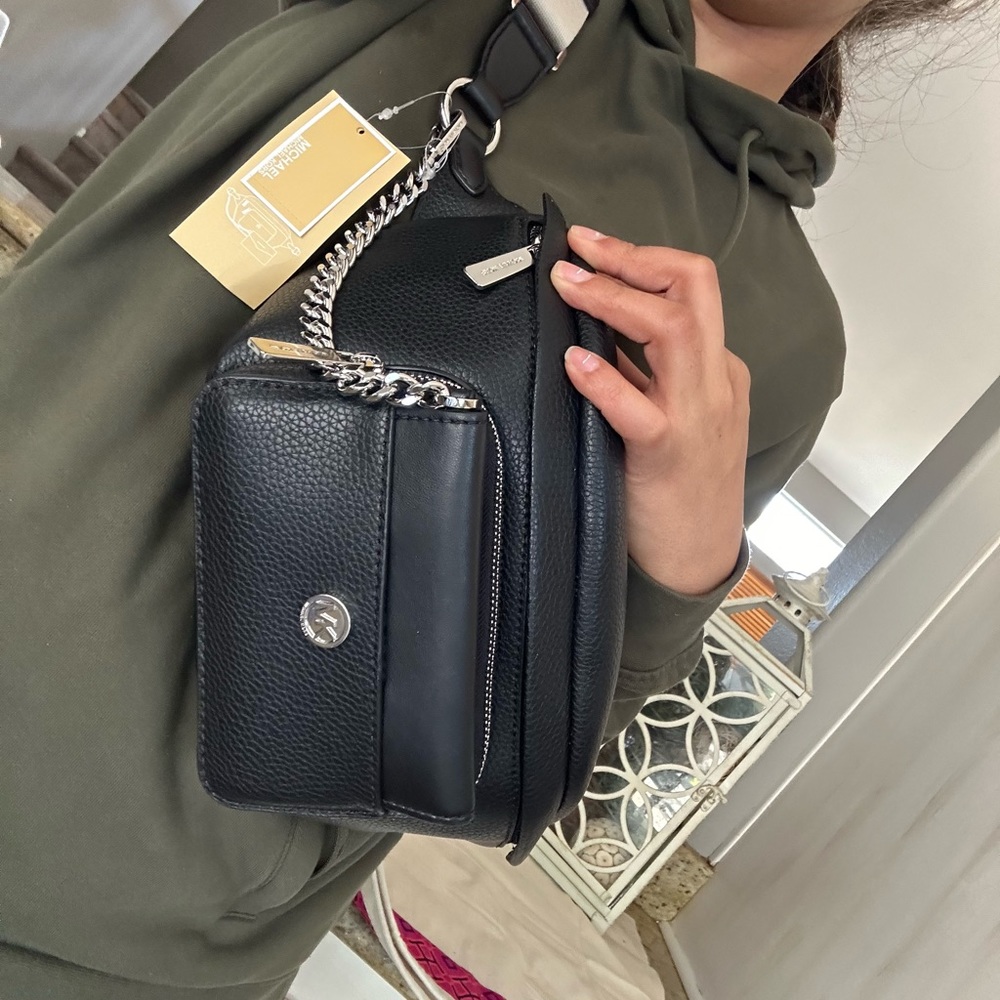 New Michael Kors Maisie Large Pebbled Leather 2-in-1 Sling Pack. - Picture 7 of 9